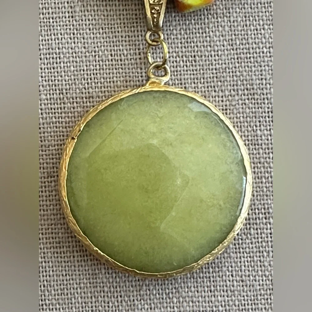 22-1/2 inch Elegant Green Beaded Necklace with Gold Accents - Picture 11 of 14
